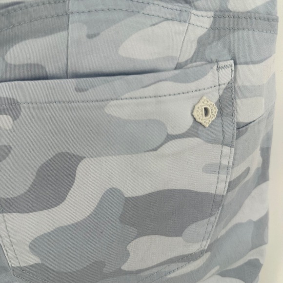 Democracy Absolution Camo Bermuda Shorts Womens 14 Blue Grey Stretch BH810Q8X2 - Picture 12 of 15